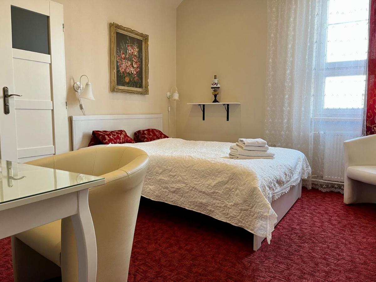 Hotel Na Skalkach โนวี ยิชีน ภายนอก รูปภาพ