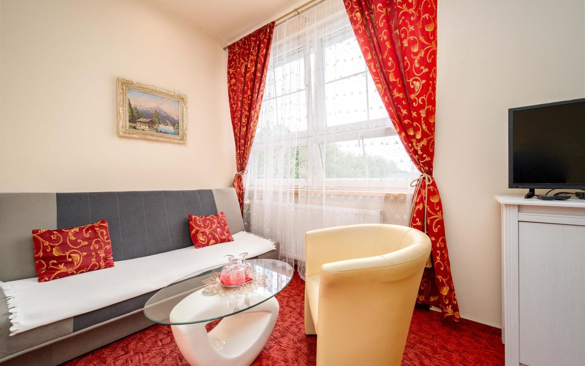 Hotel Na Skalkach โนวี ยิชีน ภายนอก รูปภาพ