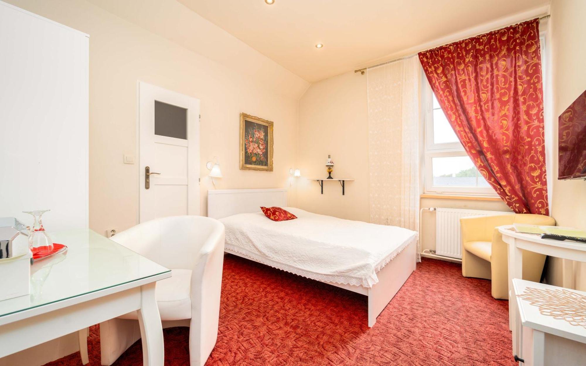 Hotel Na Skalkach โนวี ยิชีน ภายนอก รูปภาพ