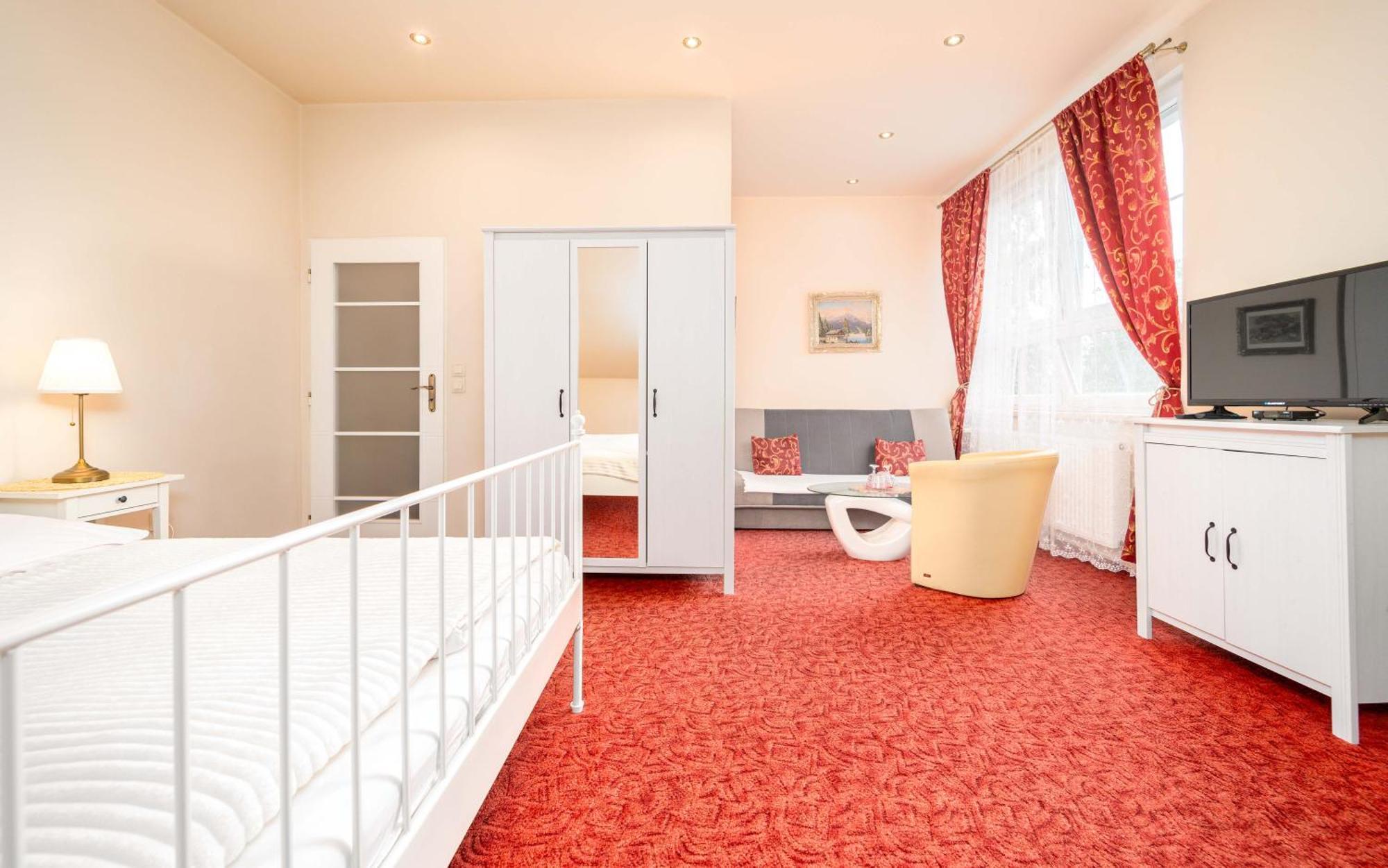Hotel Na Skalkach โนวี ยิชีน ภายนอก รูปภาพ